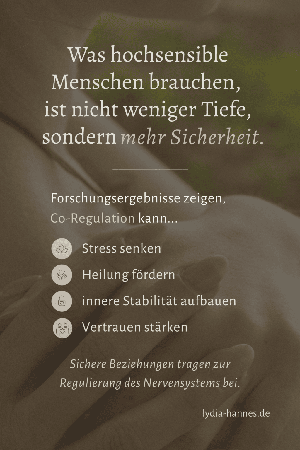 Infokarte Hochsensibilität 4: Hochsensible Menschen brauchen mehr Sicherheit statt weniger Tiefe. Forschung zeigt, dass Co-Regulation in sicheren Beziehungen das Nervensystem reguliert.
