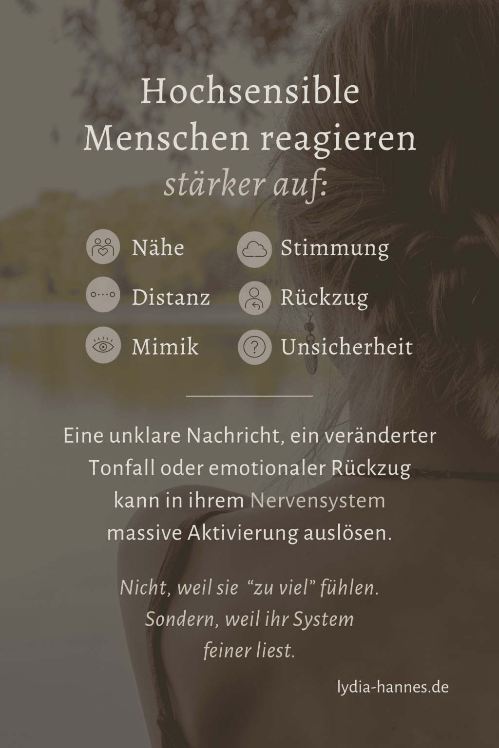 Infokarte Hochsensibilität 2: Hochsensible reagieren feiner auf Mimik, Stimmung und emotionalen Rückzug, da ihr Nervensystem Reize tiefer verarbeitet.